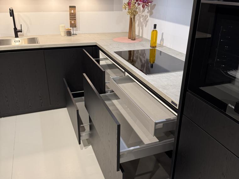 Zwarte houtlook keuken greeploos