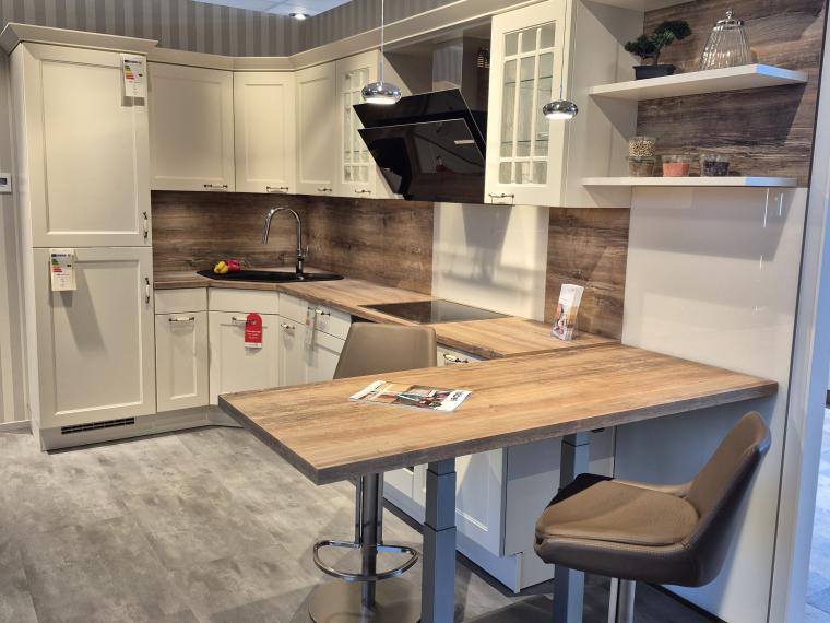 Helle Landhausküche mit Eckspülenschrank