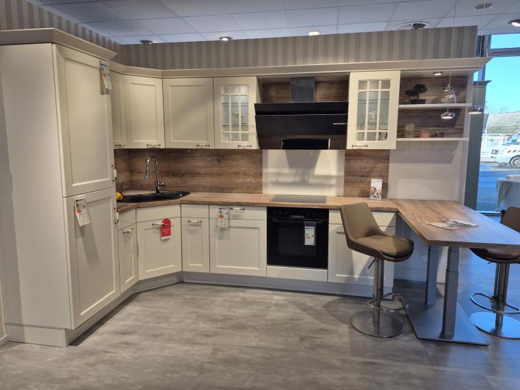 Helle Landhausküche mit Eckspülenschrank