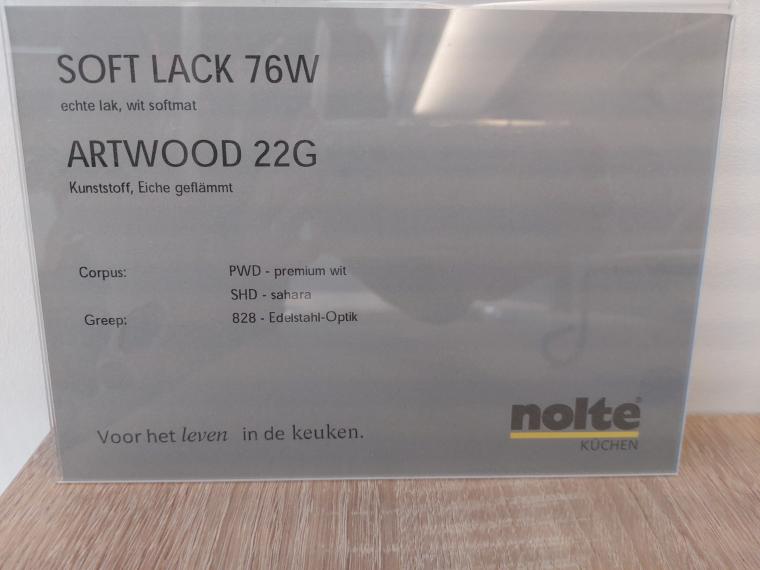 Grote, sfeervolle NOLTE showroomkeuken, lak wit mat in combinatie met donkere eik. Zitbank met lade's