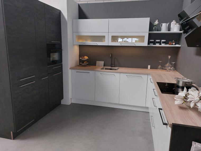 Grote, sfeervolle NOLTE showroomkeuken, lak wit mat in combinatie met donkere eik. Zitbank met lade's