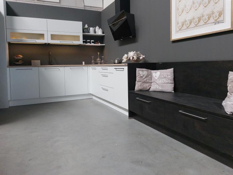 Grote, sfeervolle NOLTE showroomkeuken, lak wit mat in combinatie met donkere eik. Zitbank met lade's
