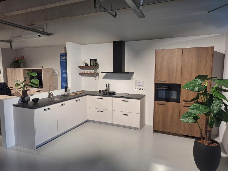 Prachtige Showroomkeuken Beach Grey en Brown Oak.