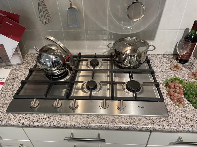 Hoekkeuken met diverse apparatuur