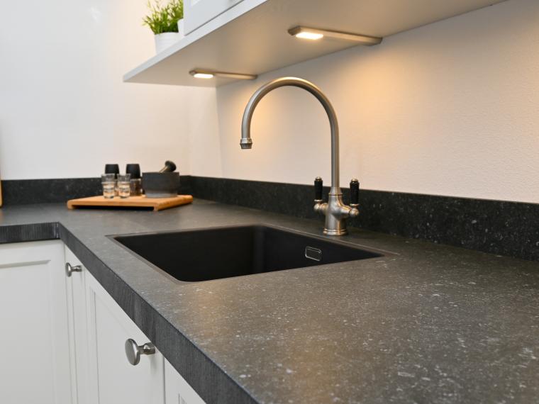 Landelijke keuken met keramiek werkblad en houten fronten