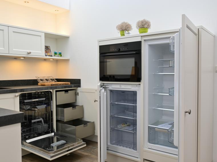 Landelijke keuken met keramiek werkblad en houten fronten