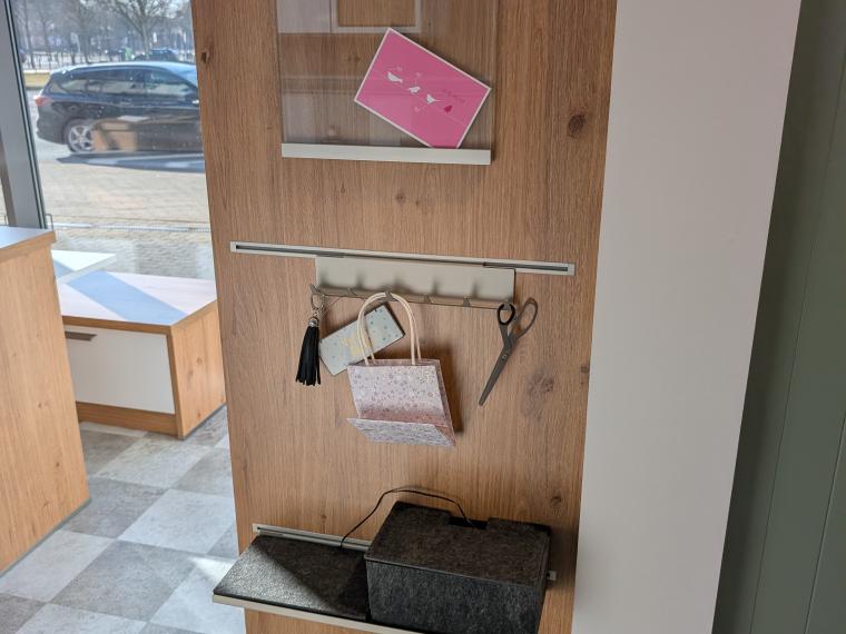 Moderne Küche mit Kochinsel und Sitzbank