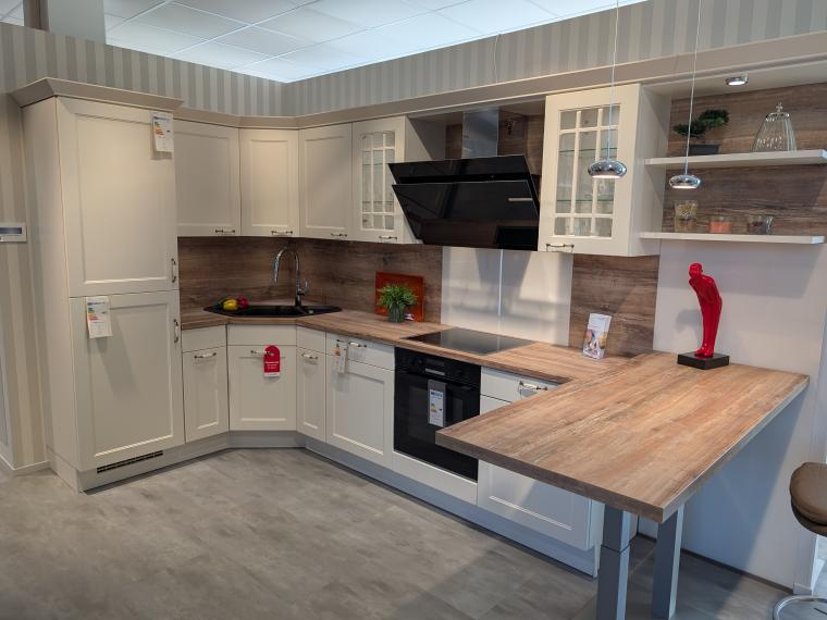Helle Landhausküche mit Eckspülenschrank
