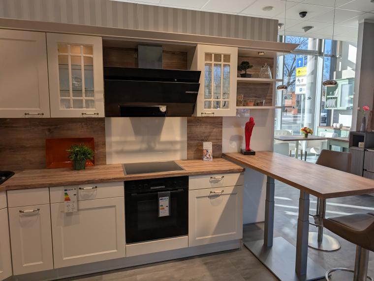 Helle Landhausküche mit Eckspülenschrank