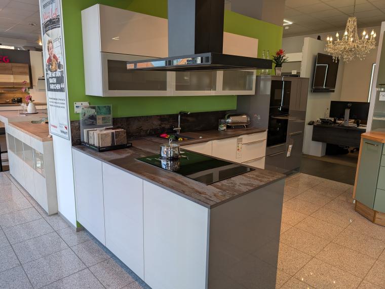 Moderne Küche in Hochglanzlack satin / lavagrau