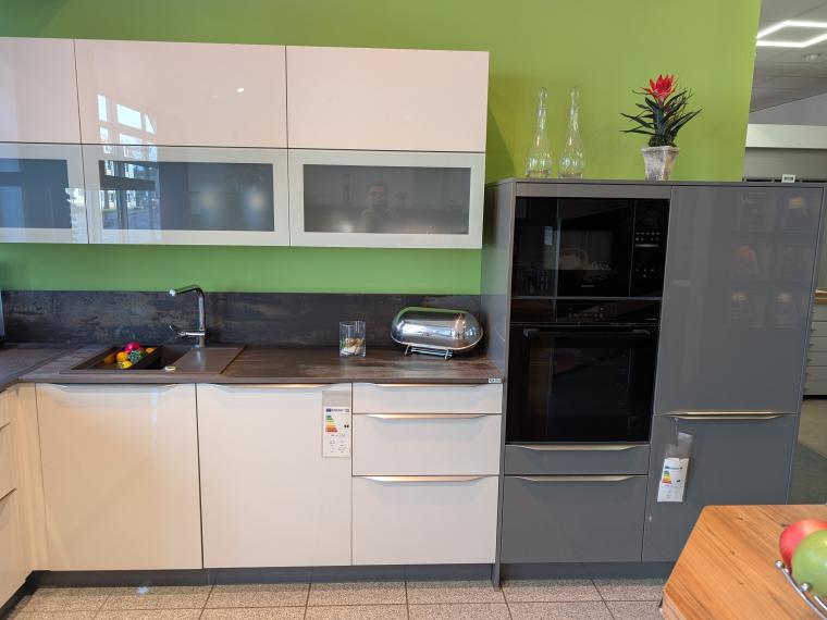Moderne Küche in Hochglanzlack satin / lavagrau