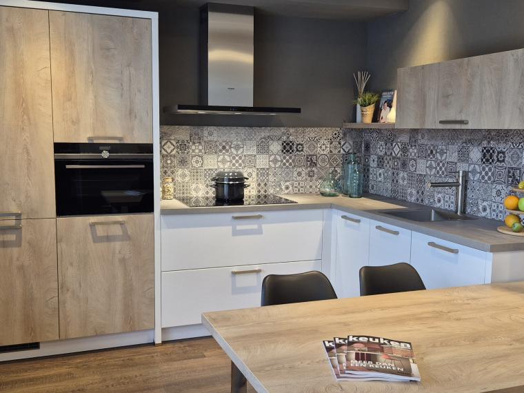 Moderne matwitte keuken icm houtstructuur en betonlook blad