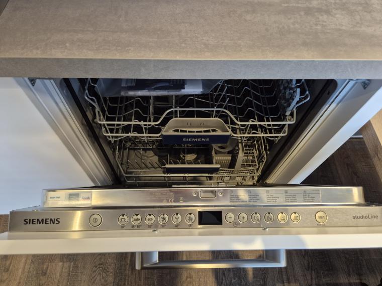 Moderne matwitte keuken icm houtstructuur en betonlook blad