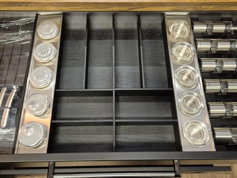 Landhuis keuken in modern mat zwart met houtlook blad.