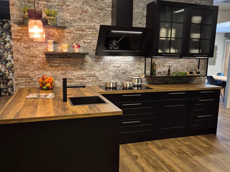 Landhuis keuken in modern mat zwart met houtlook blad.