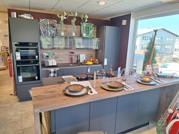 Moderne Küche mit Glasfronten in aktuellen Farben mit Keramikplatte