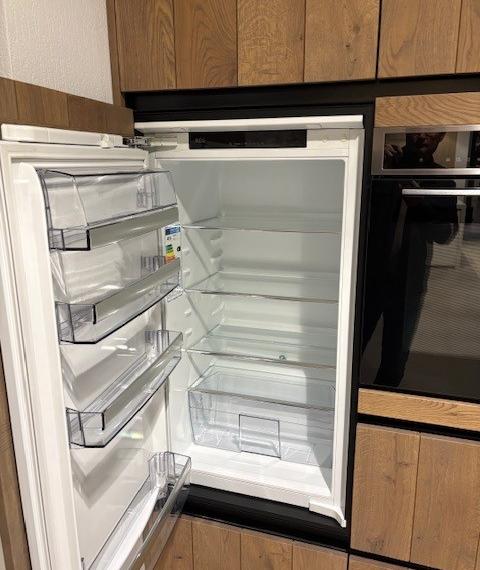 Tijdloze keuken van massief eiken en acryl