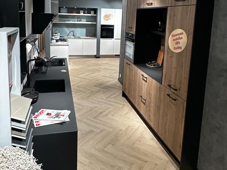 Moderne parallel keuken Chocolate Oak/zwart opstelling met pelgrim apparatuur.
