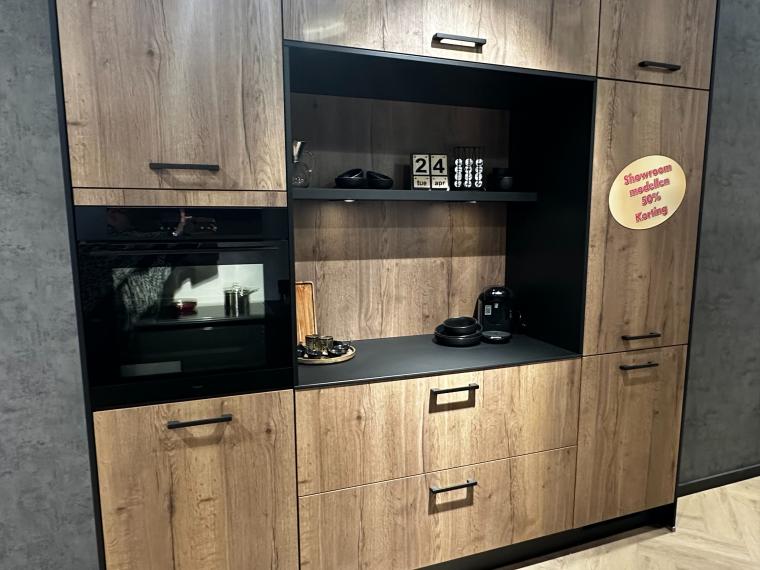 Moderne parallel keuken Chocolate Oak/zwart opstelling met pelgrim apparatuur.