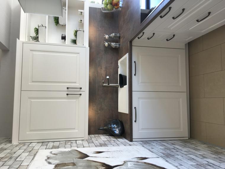 Moderne Landhausküche in Mattlack weiss mit Miele Geräten und 4er-Essplatz
