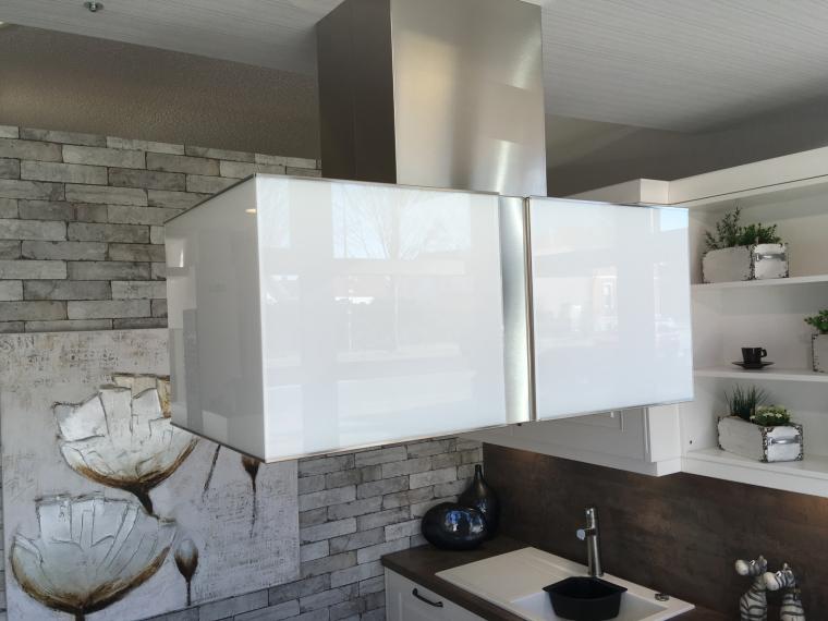 Moderne Landhausküche in Mattlack weiss mit Miele Geräten und 4er-Essplatz