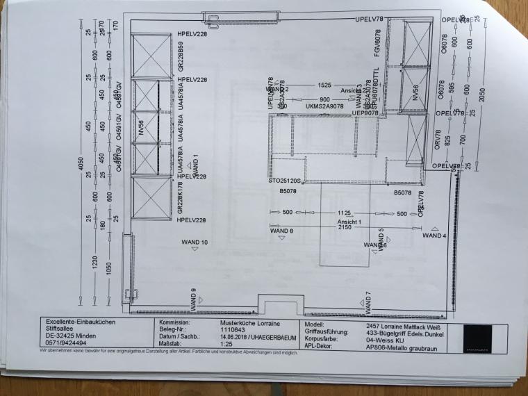 Moderne Landhausküche in Mattlack weiss mit Miele Geräten und 4er-Essplatz