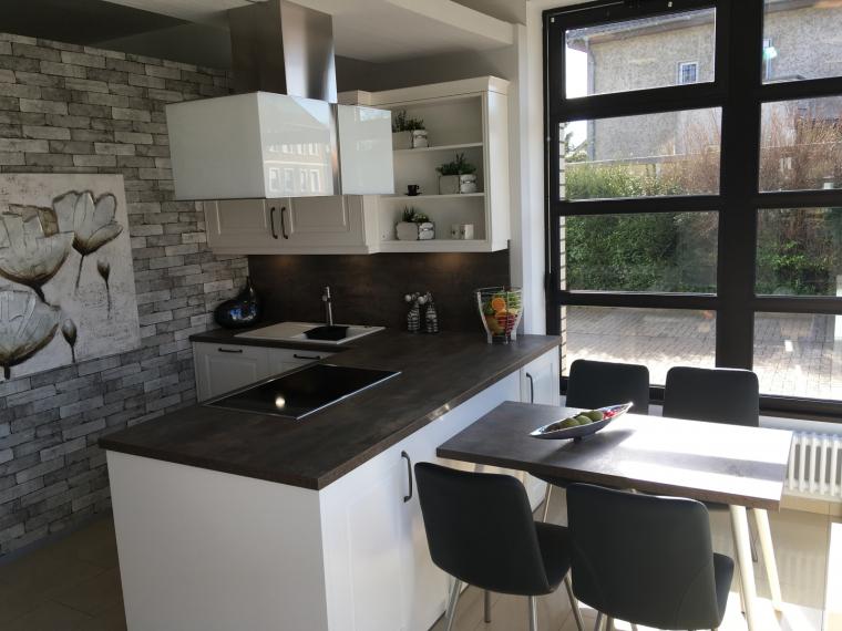 Moderne Landhausküche in Mattlack weiss mit Miele Geräten und 4er-Essplatz