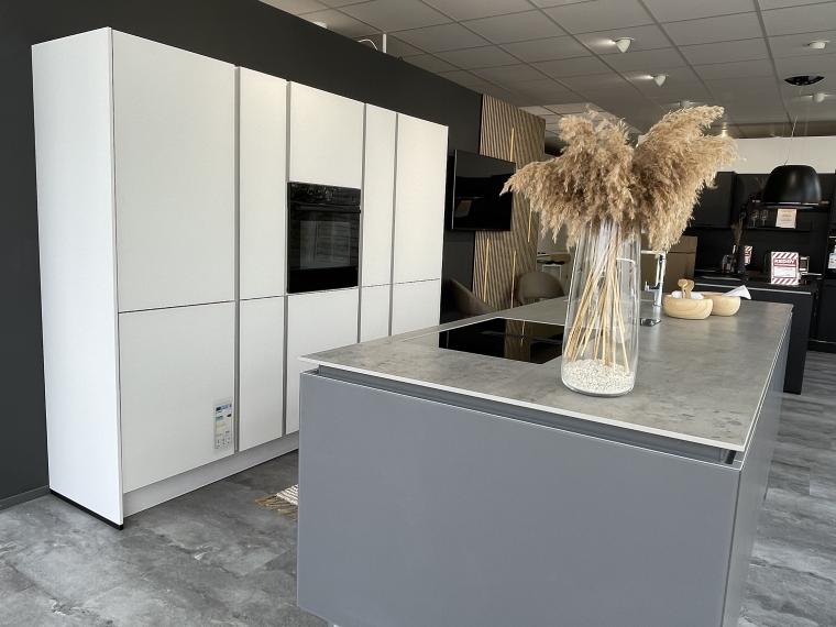 Einzigartiges Design - Unikat mit edelen Glas Fronten