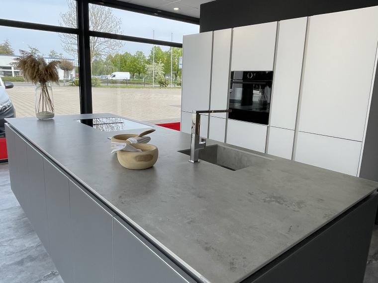 Einzigartiges Design - Unikat mit edelen Glas Fronten