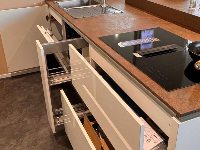 Moderne nobilia Designküche –  grifflos | Ferro Bronze Slim Line