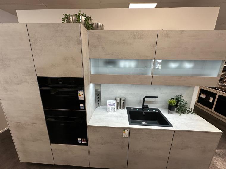 Küchenzeile mit einer Kücheninsel in Beton Optik