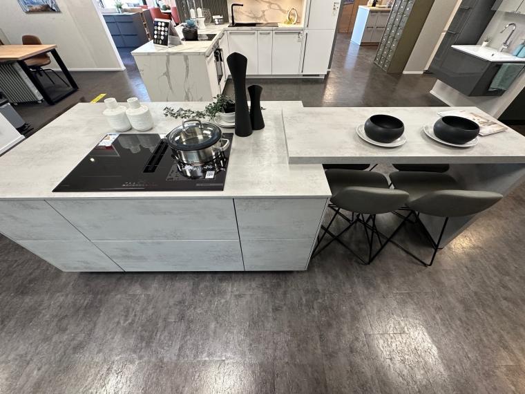 Küchenzeile mit einer Kücheninsel in Beton Optik