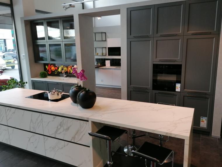 Häcker - Exklusive Keramik Küche Calacatta mit hochwertiger Keramik- Arbeitsplatte! ACHTUNG: Zu Backofen und Kühlschrank gibt es vom Hersteller kein neues Energielabel!! Nochmal reduziert!!