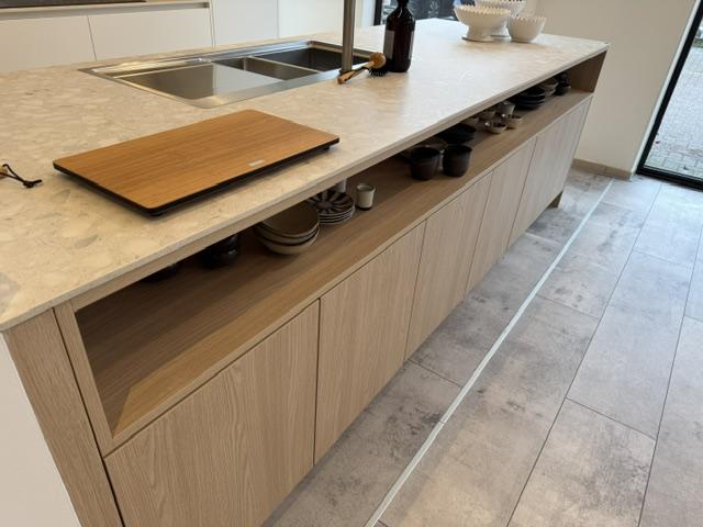 witte moderne keuken met eiland in houtmotief en retrostone keramisch werkblad 12mm neolith
