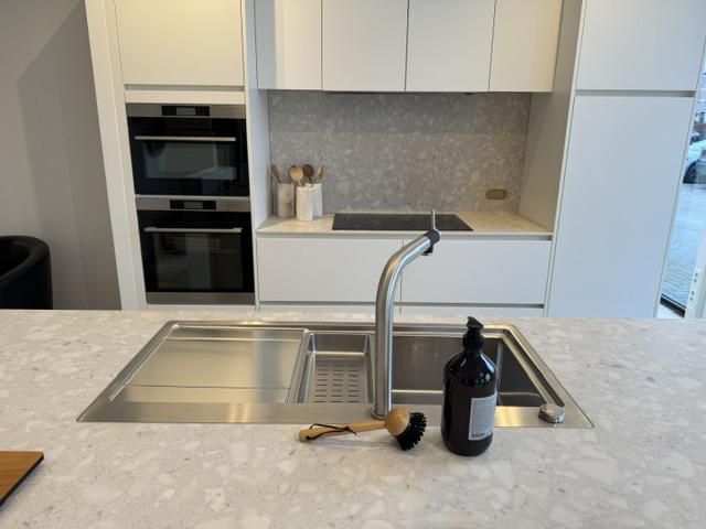witte moderne keuken met eiland in houtmotief en retrostone keramisch werkblad 12mm neolith