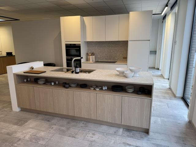 witte moderne keuken met eiland in houtmotief en retrostone keramisch werkblad 12mm neolith
