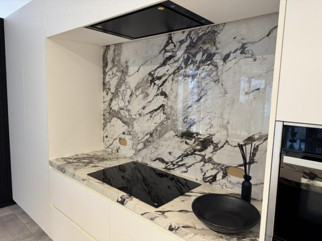 Super mooie moderne keuken in dikfineer en fenix laminaat