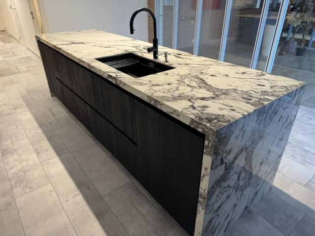 Super mooie moderne keuken in dikfineer en fenix laminaat