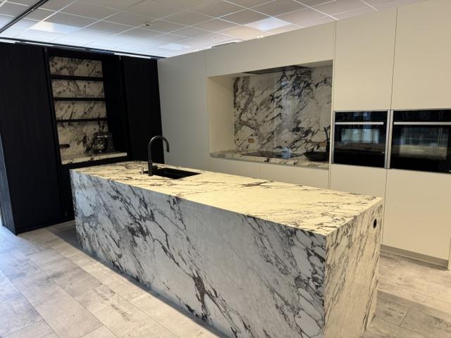 Super mooie moderne keuken in dikfineer en fenix laminaat