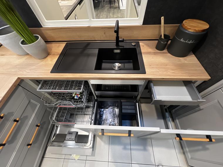 Landhausküche mit hochwertigen Geräten