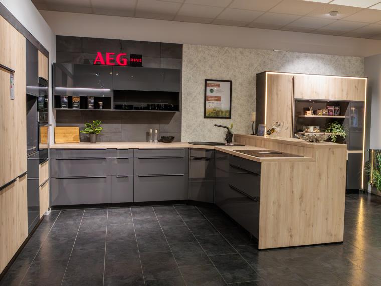 Komplett ausgestattete Designküche mit Muldenlüfter, viel Stauraum und integriertem Arbeitsplatz.