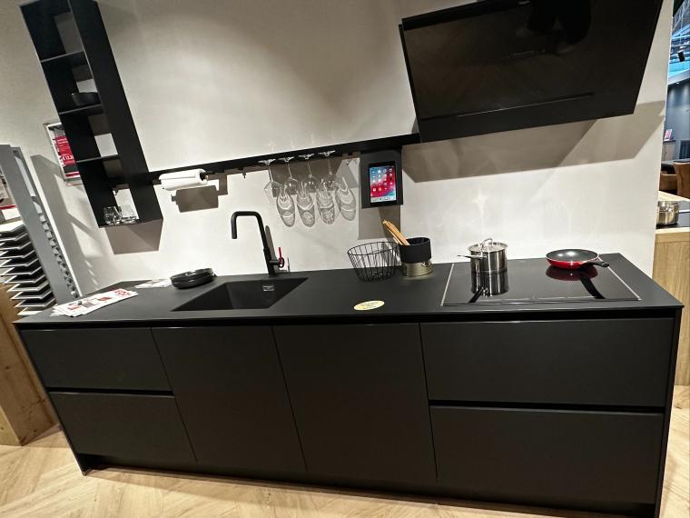 Moderne parallel keuken Chocolate Oak/zwart opstelling met pelgrim apparatuur.