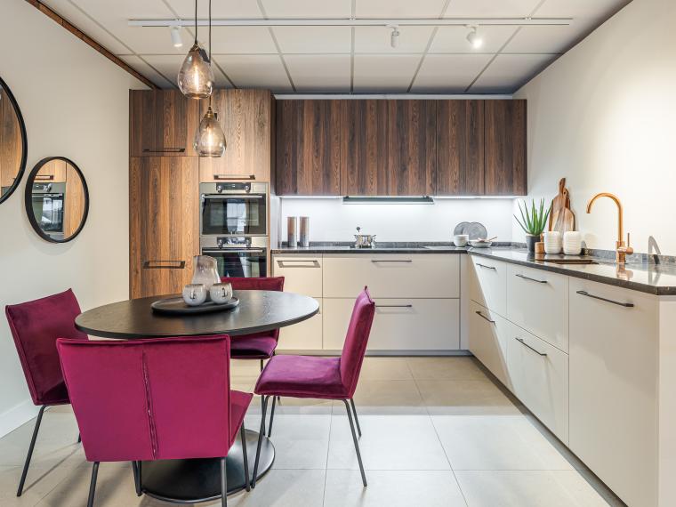 Moderne strakke keuken gecombineerd met warm hout