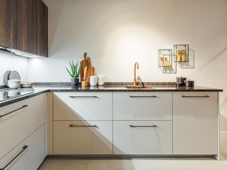Moderne strakke keuken gecombineerd met warm hout