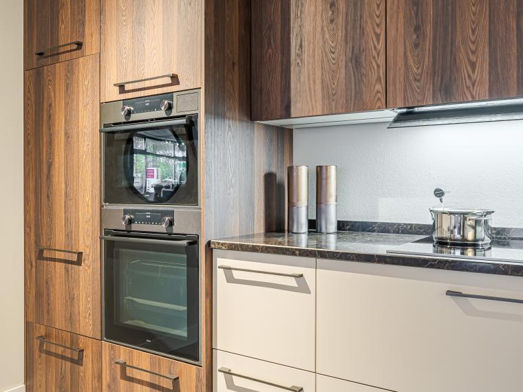 Moderne strakke keuken gecombineerd met warm hout