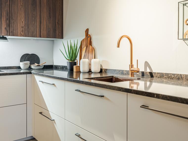Moderne strakke keuken gecombineerd met warm hout