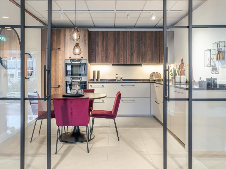 Moderne strakke keuken gecombineerd met warm hout