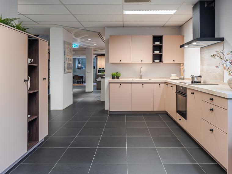 Stijlvolle fluweellak moderne keuken met een keramiek blad in travertin design