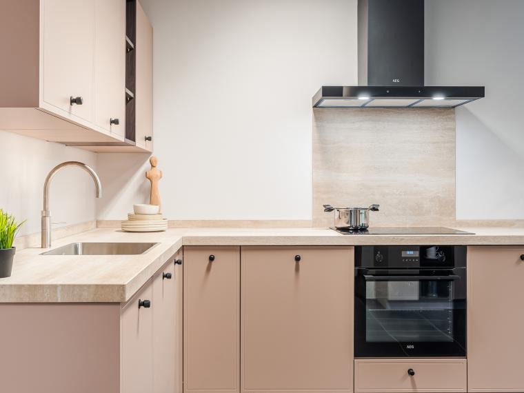 Stijlvolle fluweellak moderne keuken met een keramiek blad in travertin design