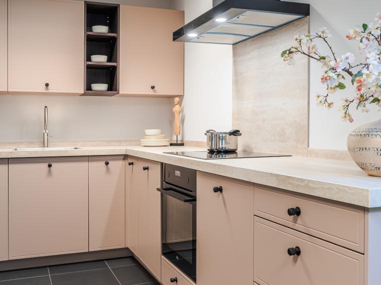 Stijlvolle fluweellak moderne keuken met een keramiek blad in travertin design